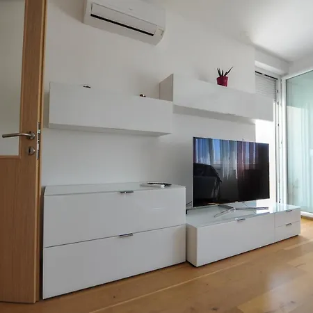 Blue Sky Apartment *